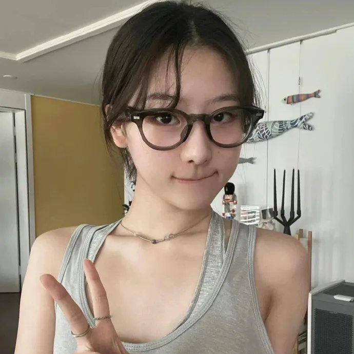 S2 套房落地窗前对话 · 同组男子靠近 · 长发女子犹豫